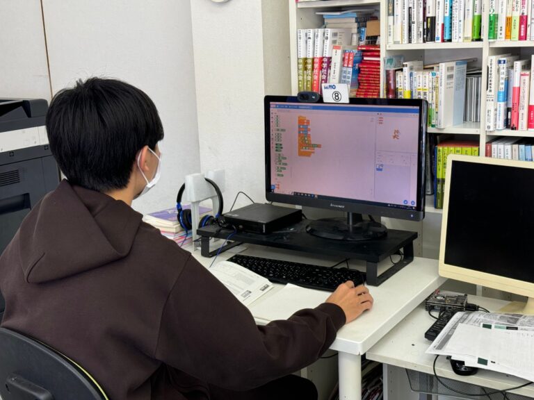 高校生が共通テストの「情報」のためにプログラミングに挑戦！　机上だけでは理解は難しいですね。