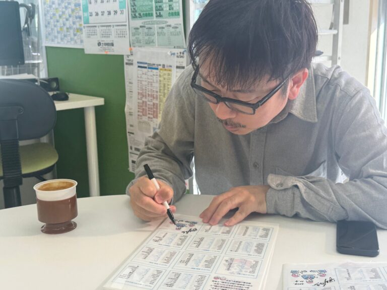 國立先生が、新刊のノベルティを持って訪ねてきてくれました！