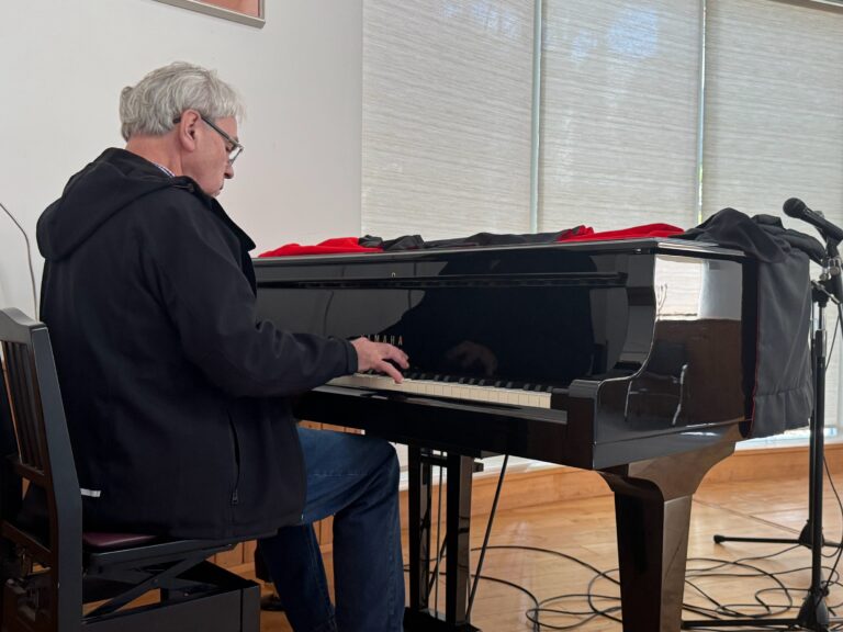 木曜は英会話の日！　～自己紹介のあと素敵なピアノが聴けました～