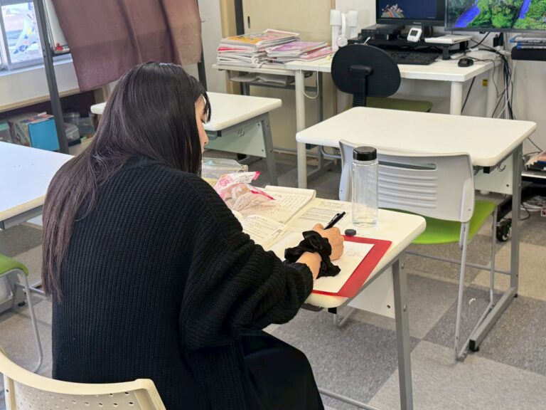 今日は祝日ですが、学校の課題を早め終わらせたいと高１生が頑張っています！