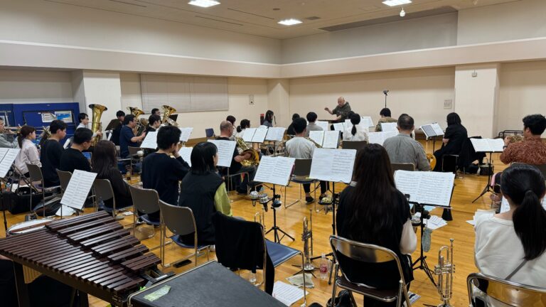 休日は、趣味の吹奏楽のお話を 　～岡田先生による全曲合奏でした～