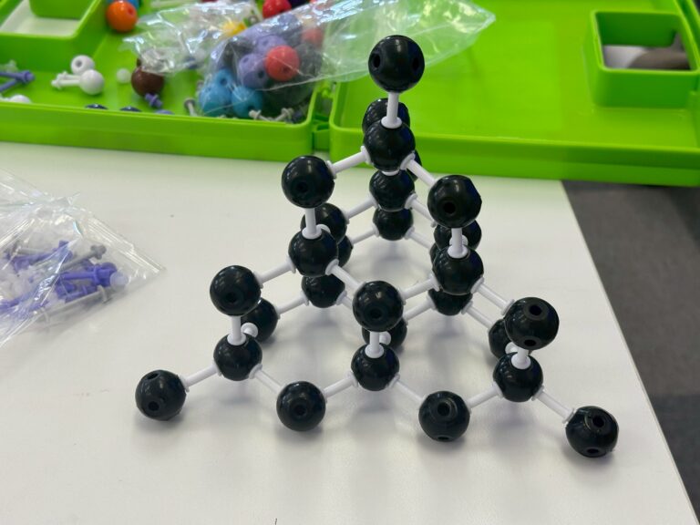 中学生ですが、分子構造模型で分子のつくりについて学んでいます！