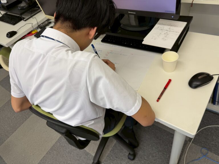 学校推薦型選抜入試にむけ、方眼ノートを書いている高校生が「頭がすっきりします！」って！